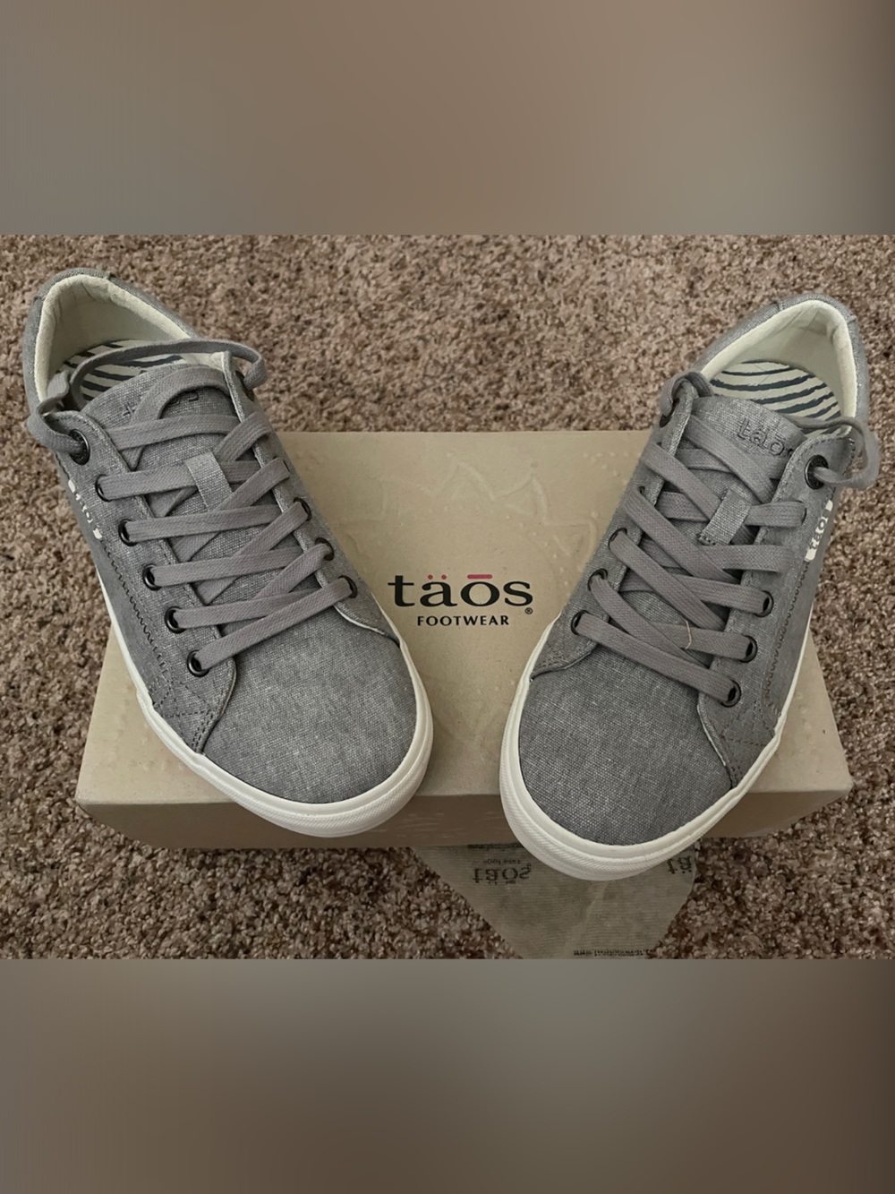 NWOT Taos Footwear Gray Canvas Low-Top Sneakers